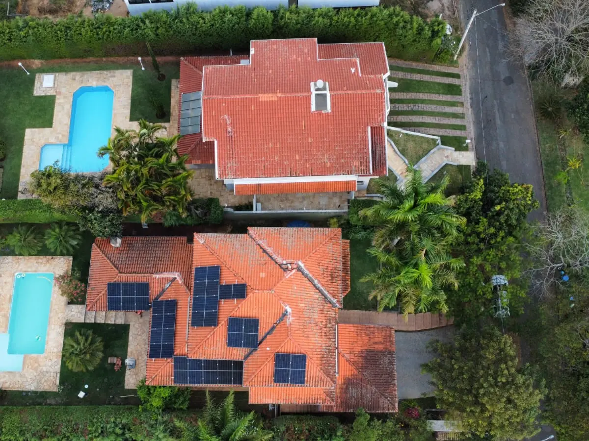 Residências com energia solar vistas de cima, na região de Campinas