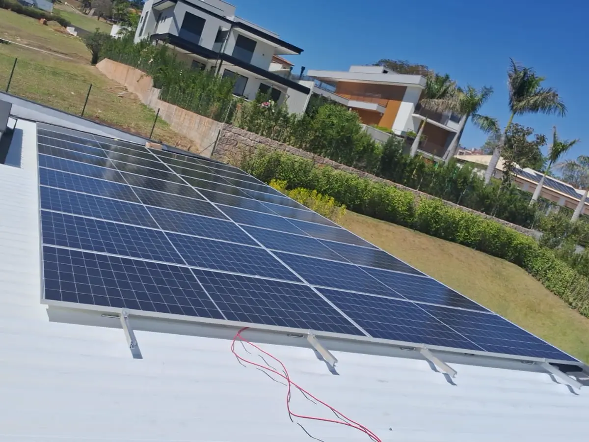 Painéis solares em telhado de laje, instalação residencial