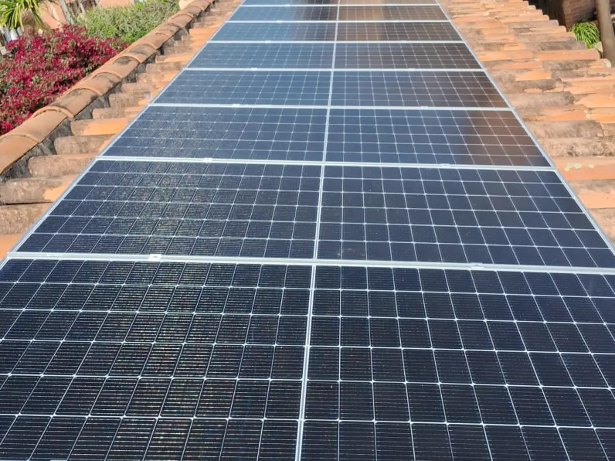 Fileira de painéis solares em telhado de telha