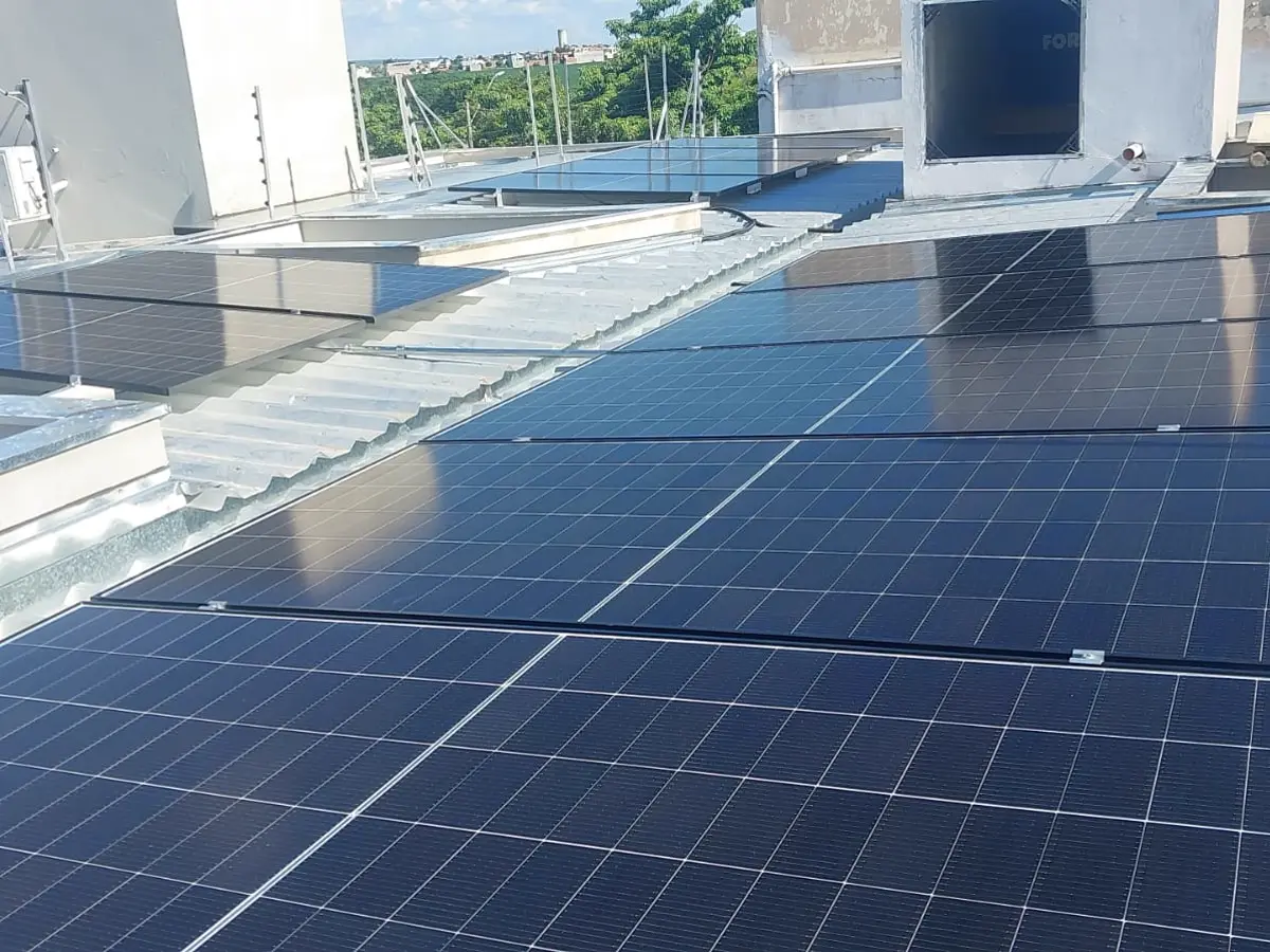 Cobertura ampla com painéis solares