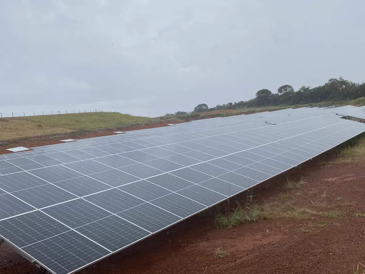Usina solar em solo com terra vermelha