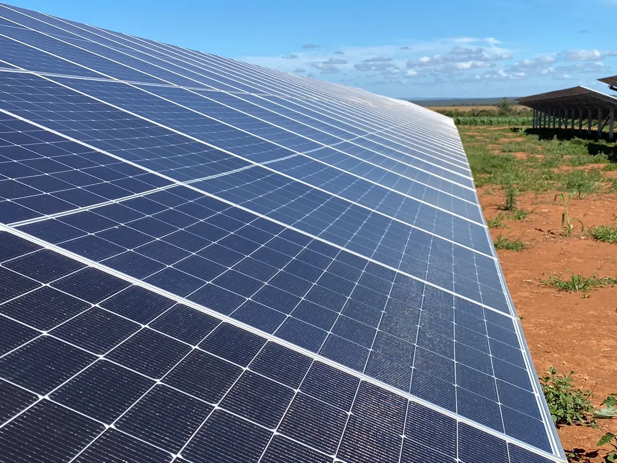 Módulos fotovoltaicos em estrutura de solo