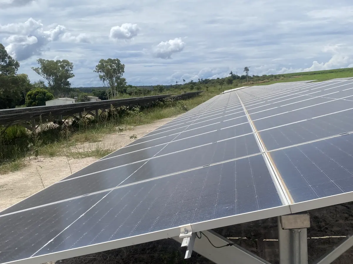 Usina solar em solo sob céu aberto